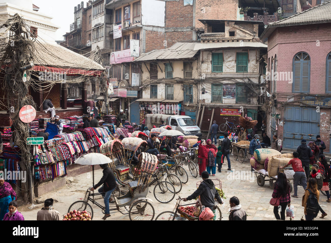 Kathmandu, Nepal - 20. Dezember 2017: Verkehr der Autos, Rikschas und Menschen in die chaotischen Straßen von Kathmandu bewegen im Indra Chowk Kreuzung in Stockfoto