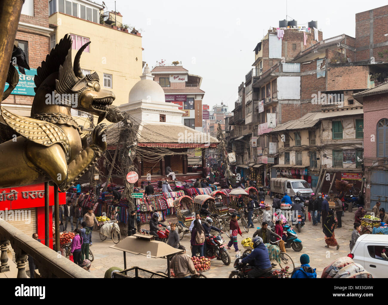 Kathmandu, Nepal - 20. Dezember 2017: Verkehr der Autos, Rikschas und die Menschen bewegen sich in die chaotischen Straßen von Kathmandu im Indra Chowk Kreuzung. S Stockfoto