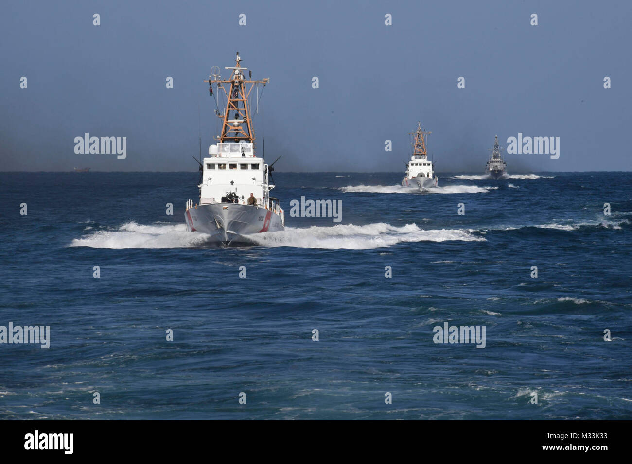 5. US-Flotte EINSATZGEBIET (Feb. 1, 2018) Insel-Klasse Patrouillenboote USCGC Wrangell (AE 12), Links, USCGC Aquidneck (WPB 1309), in der Mitte und Coastal Patrol Schiff USS Feuerblitz (PC 10) Patrouille der offenen See. Wrangell, Aquidneck und Feuerblitz freuen sich auf die US-Flotte 5 Bereich für Maßnahmen zur Erhöhung der Sicherheit im Seeverkehr im Einsatz Verbündeten und Partnern zu beruhigen und der Freiheit der Schiffahrt und des freien Handels in der Region erhalten. (U.S. Marine Stockfoto