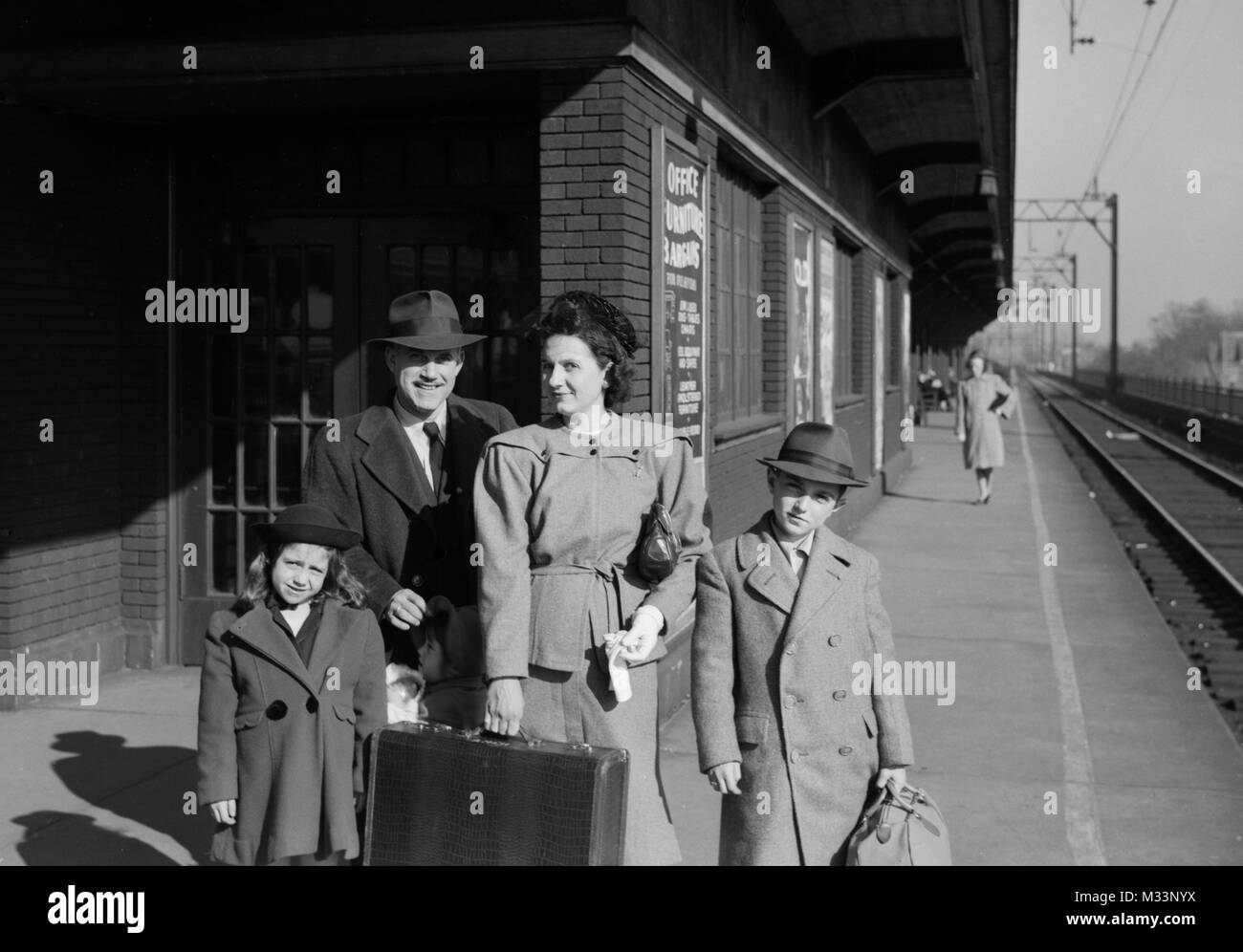 Uns Familie ist für Reisen mit der Bahn bereit, Ca. 1944. Stockfoto