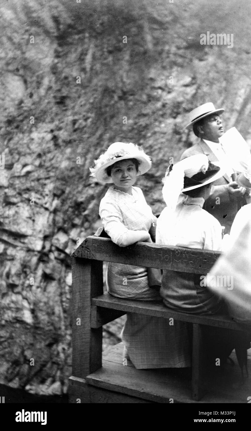 Eine aufmerksame Frau schaut in die Kamera von einer Seite, Ca. 1910. Stockfoto