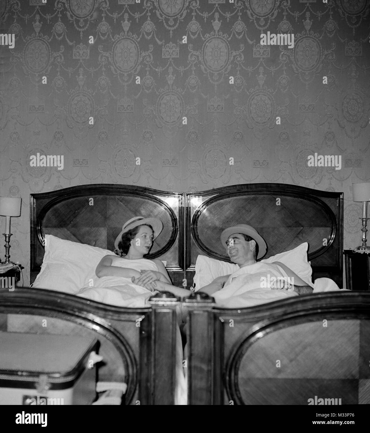 Nach ein Paar mit einander im zusammengeschobenen Betten, Ca. 1948. Stockfoto