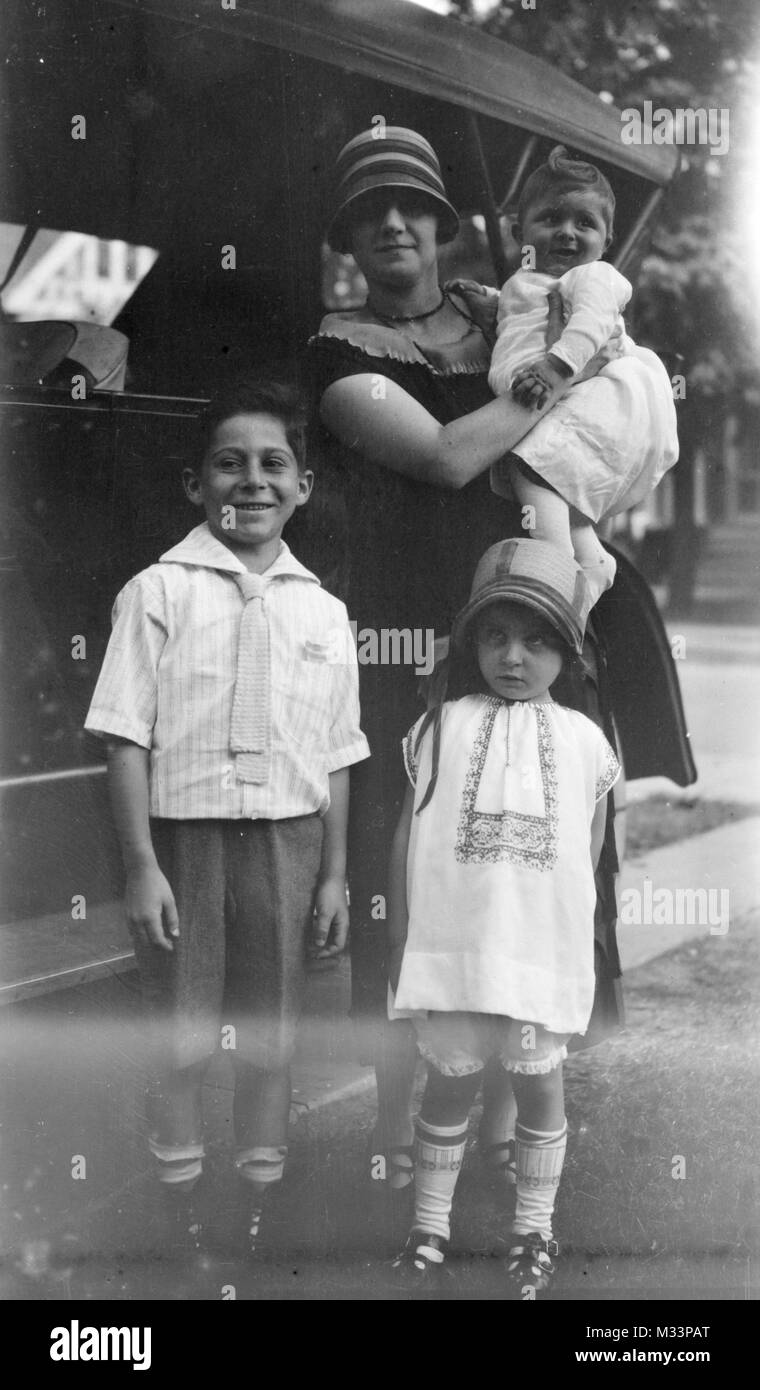 Klappe Mann wirft mit ihren Kindern von der Familie Automobil, Ca. 1924. Stockfoto