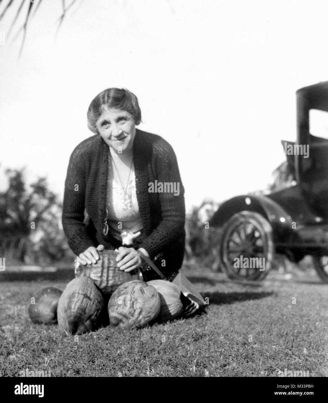 Eine reife Frau mit ihrem Kokosnüsse, Ca. 1920. Stockfoto