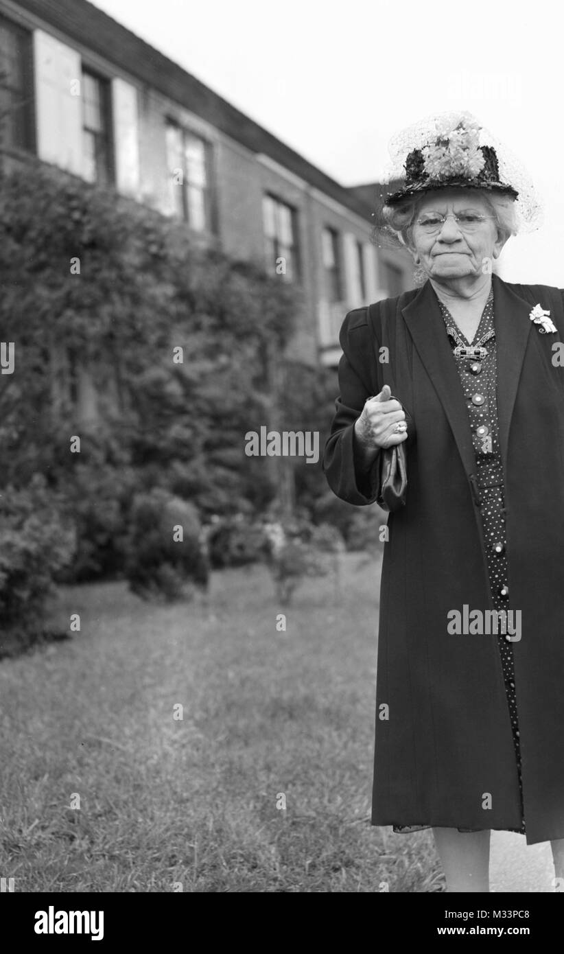 Oma Kupplungen ihren Geldbeutel für ein Portrait, Ca. 1948. Stockfoto
