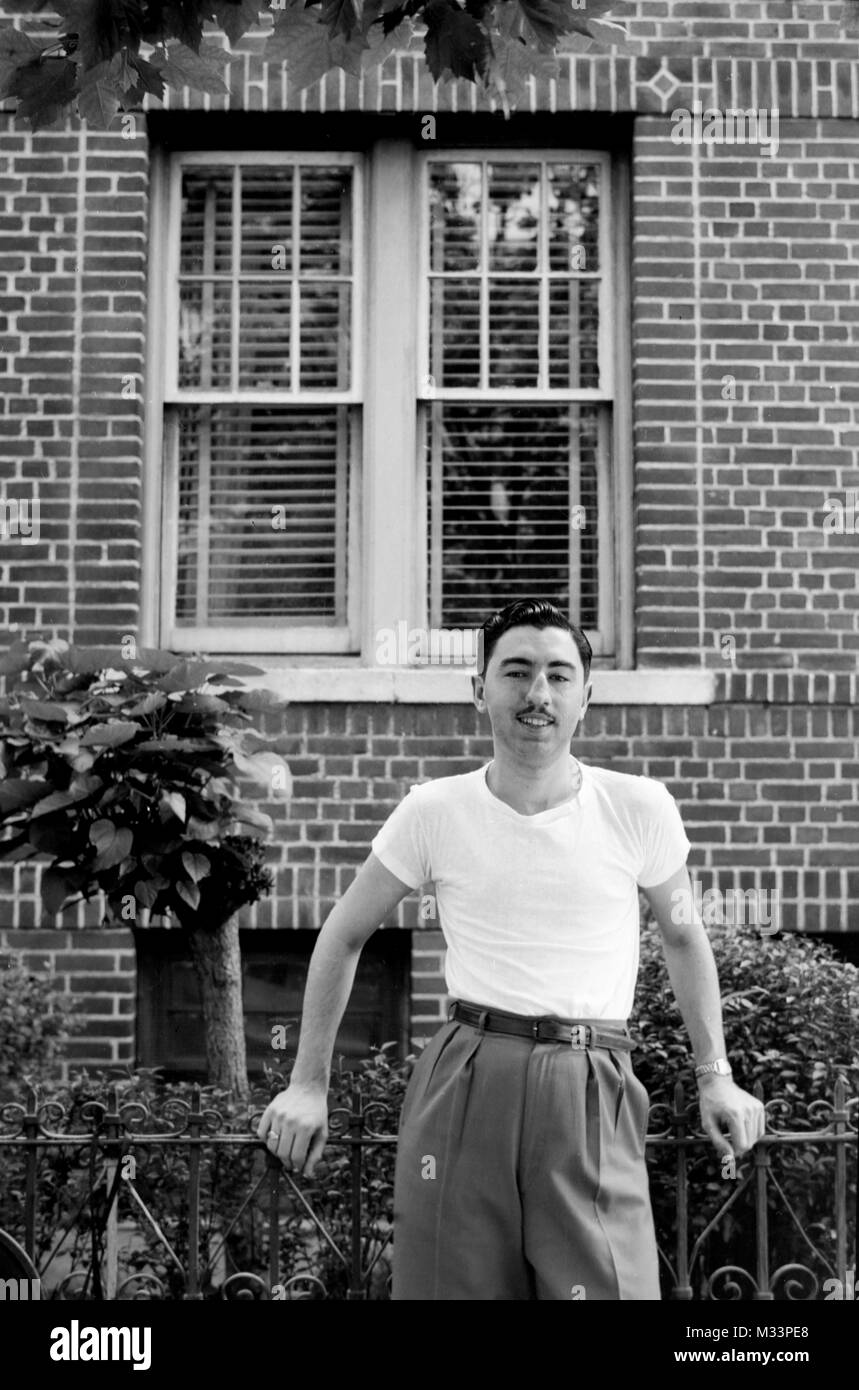 Ein junger, stark - Mann, stellt auf der Straße, Ca. 1942. Stockfoto