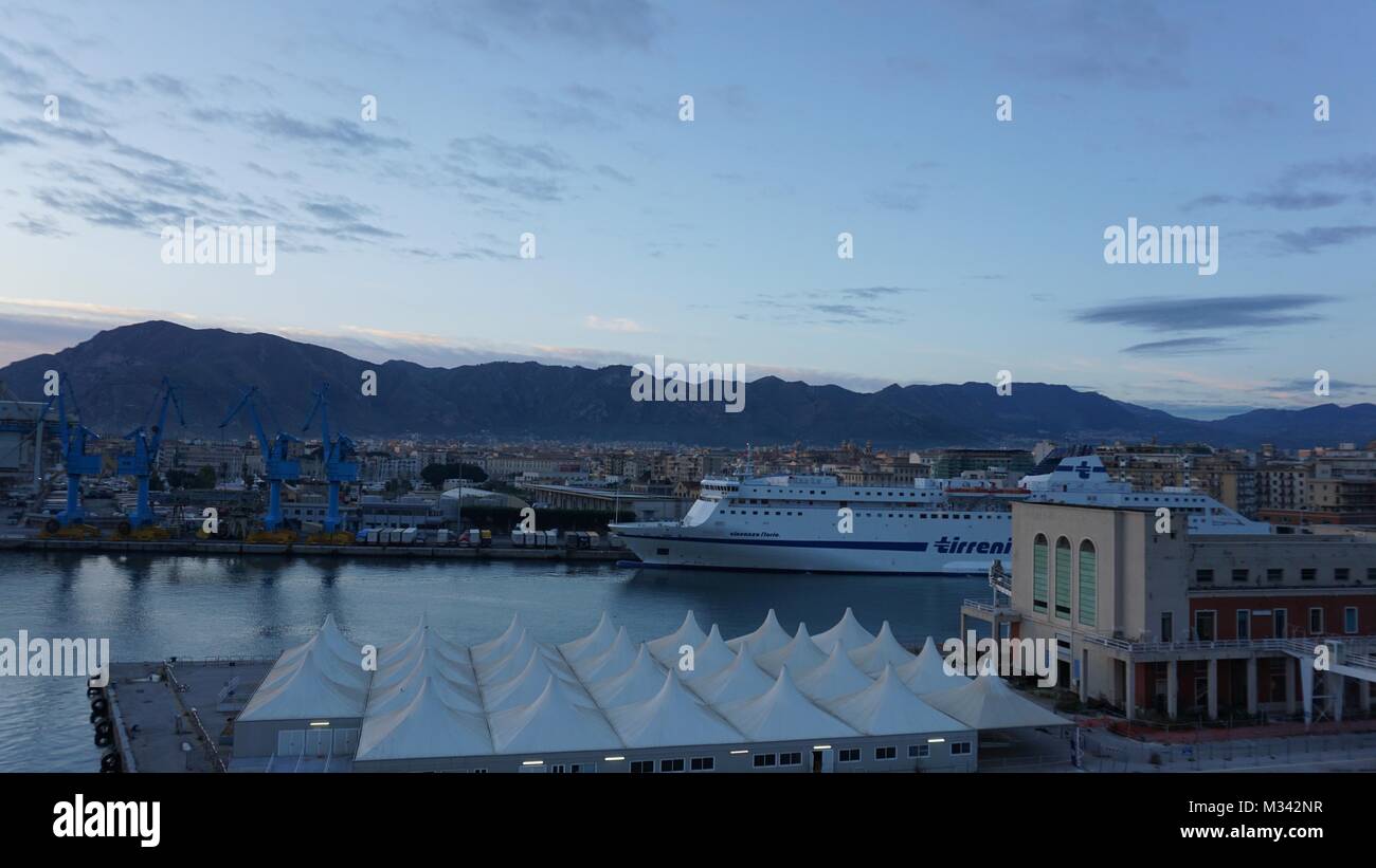 Palermo, Sizilien, Italien - Kreuzfahrt im Hafen, morgen Winter Stockfoto