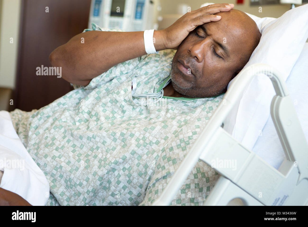 Afrikanische amerikanische Mann im Krankenhaus. Stockfoto