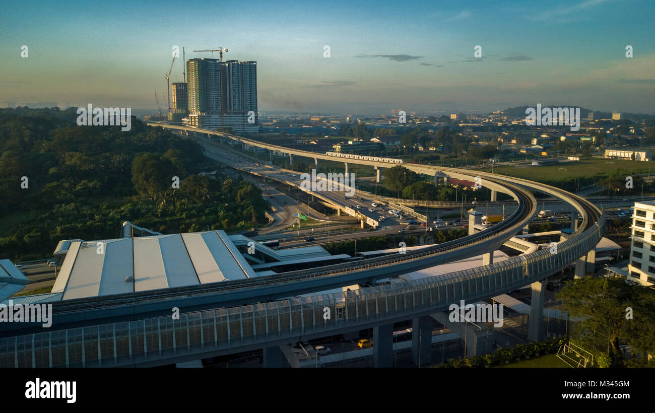 KUALA LUMPUR, Malaysia - 3. FEBRUAR 2018: Luftaufnahme von MRT-Linie in Sungai Buloh. Die MRT ist eine neue öffentliche Verkehrsmittel im Klang Valley beginnen wi Stockfoto