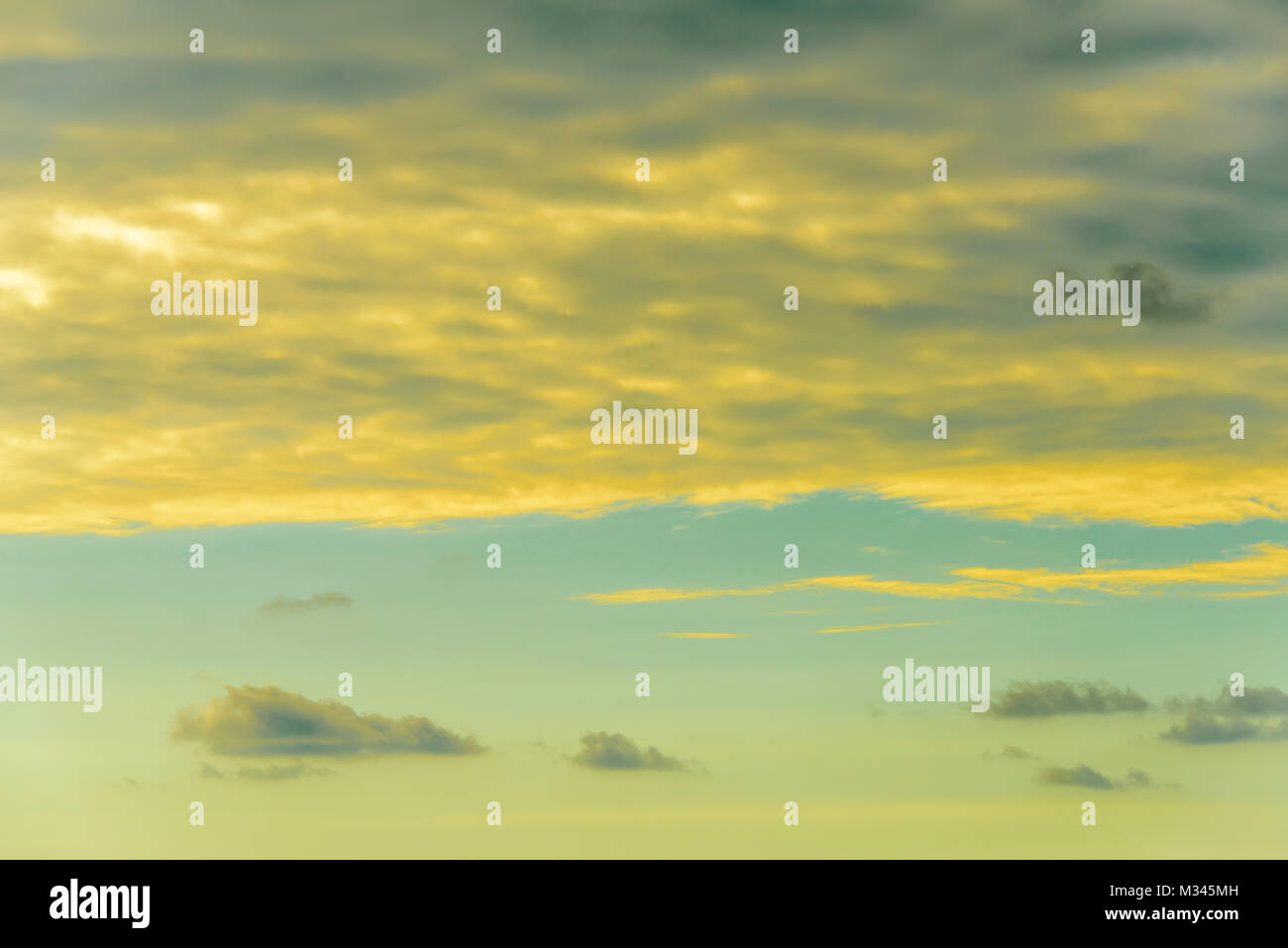 Stilisierte abstrakte Landschaft seascape Sonnenuntergang lange Belichtung mit Wolken unter verschiedenen Schattierungen von Blau, Orange, Gelb und Rot Stockfoto