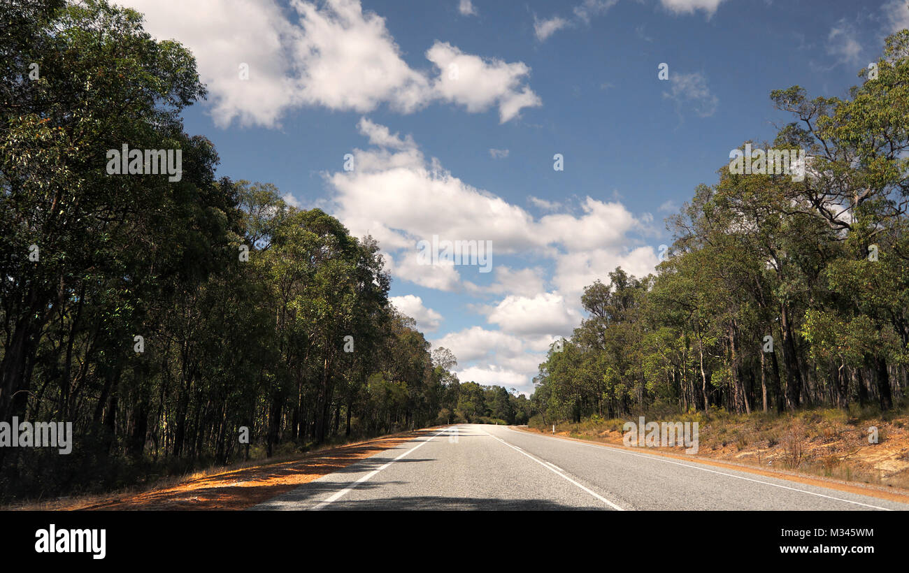 Straße durch ländliche Landschaft, Perth, Western Australia, Australien Stockfoto