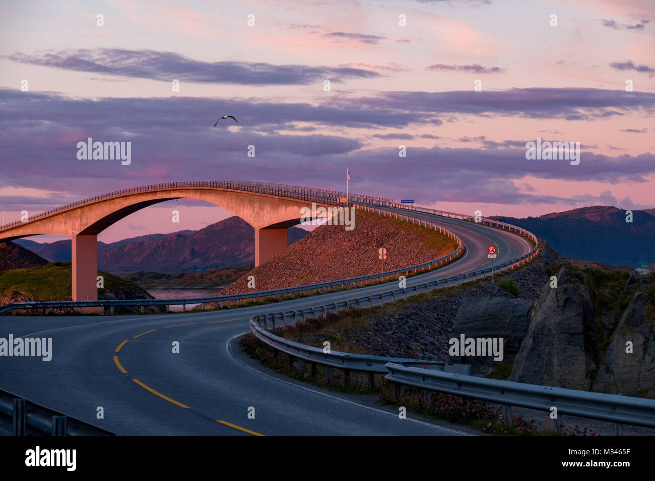 Auto über Storseisundet Brücke, Mehr og Romsdal, Norwegen fahren Stockfoto