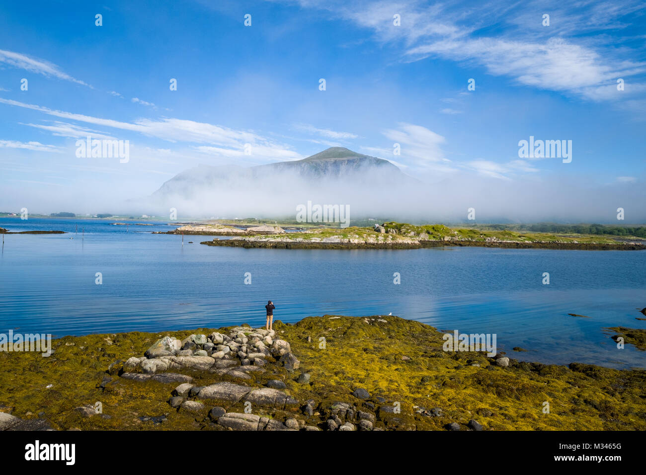 Mann in Aussicht, Hustadvika, Mehr og Romsdal, Norwegen Stockfoto