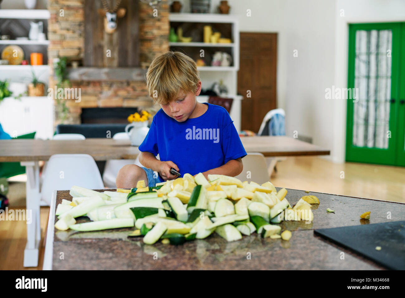 Junge in der Küche zu hacken, Squash Stockfoto