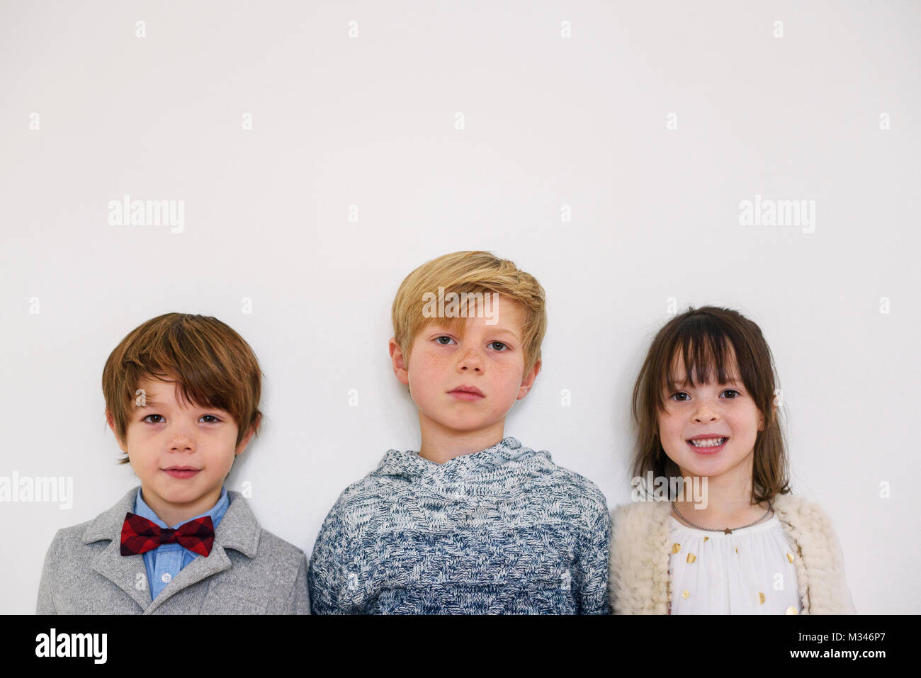 Portrait von drei Kindern bereit für eine Party Stockfoto