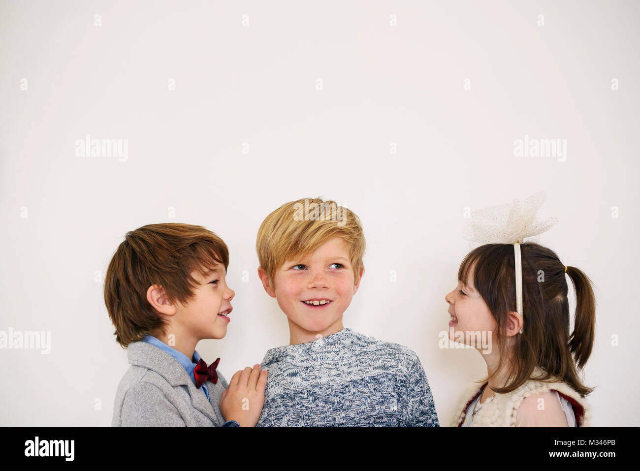 Portrait von drei Kindern in intelligente Kleidung lächeln Stockfoto