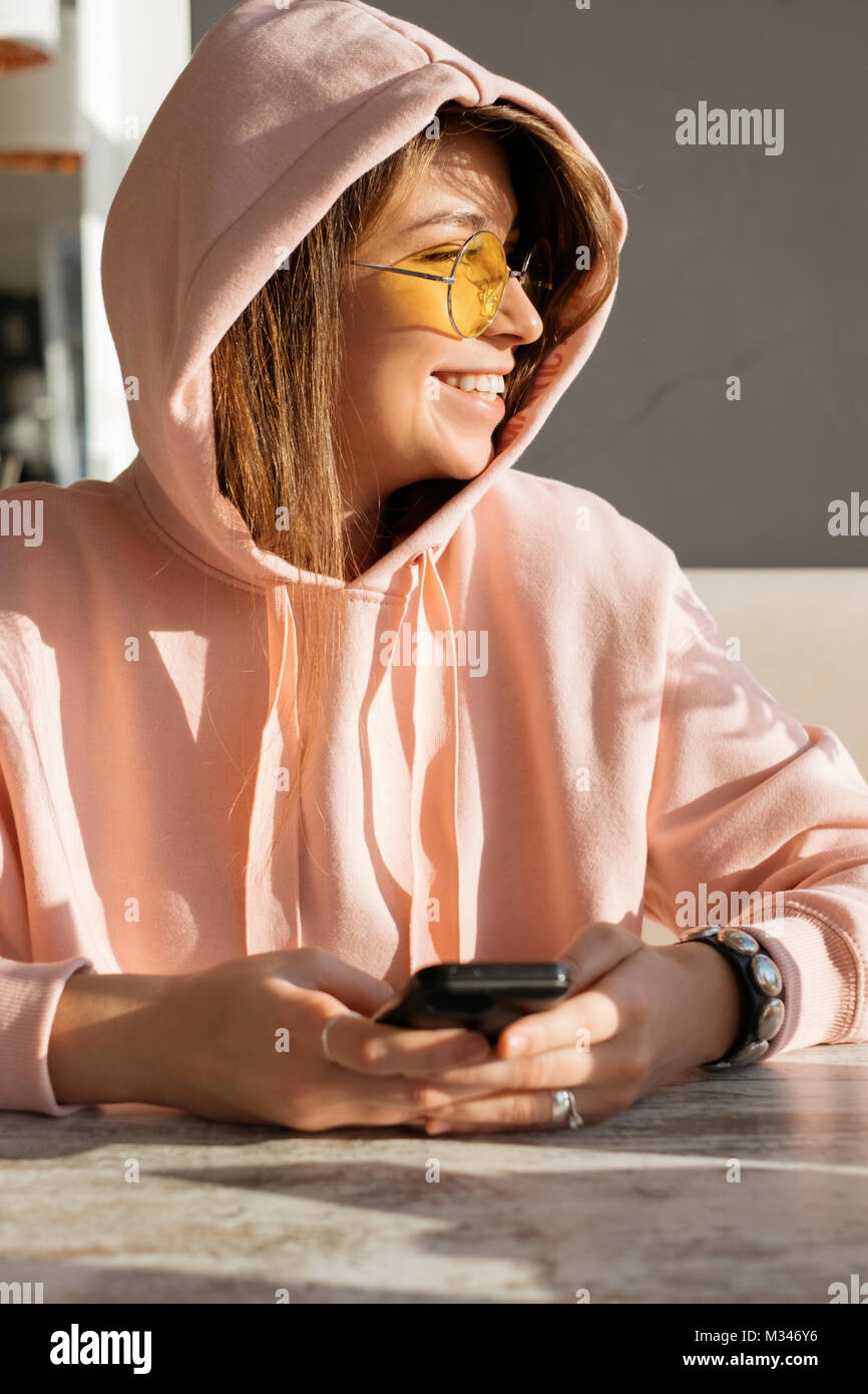 Porträt einer lächelnde Frau mit einem Mobiltelefon Stockfoto