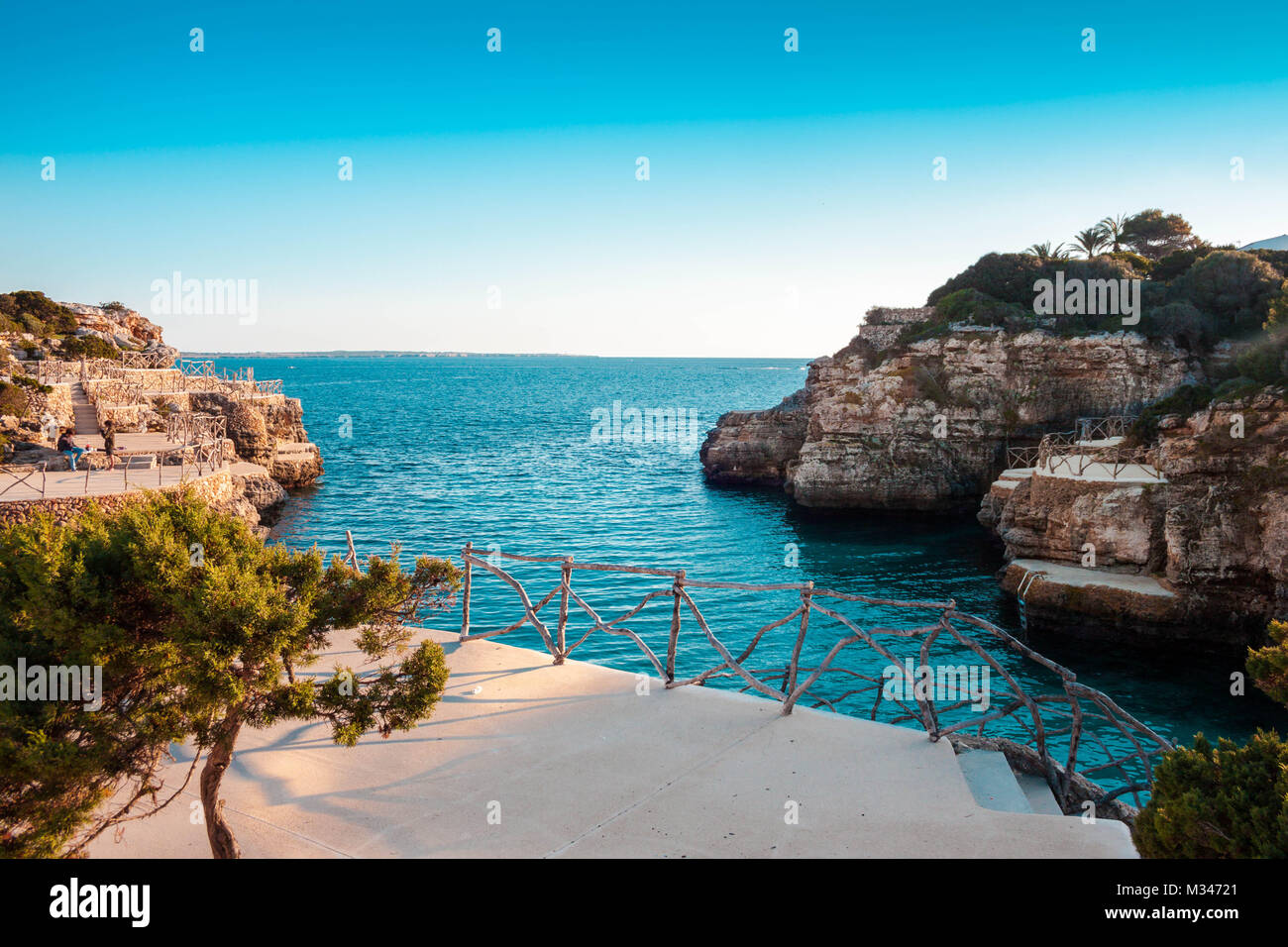 Dia soleado en Cala en Brut. Menorca. Stockfoto