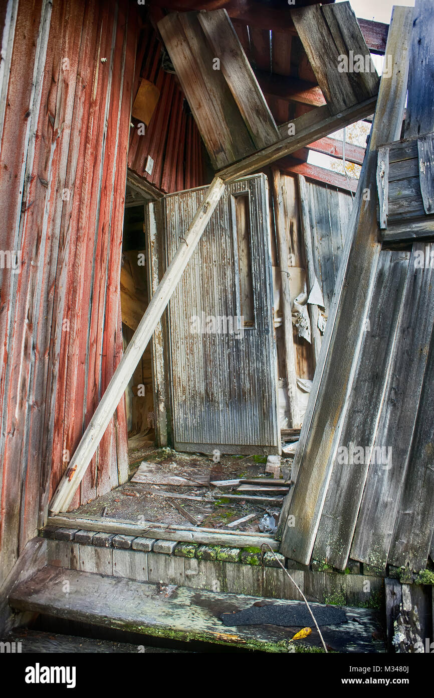 Migration der Bevölkerung: verlassene Gehäuse, Holz- Haus im alten Dorf Stockfoto