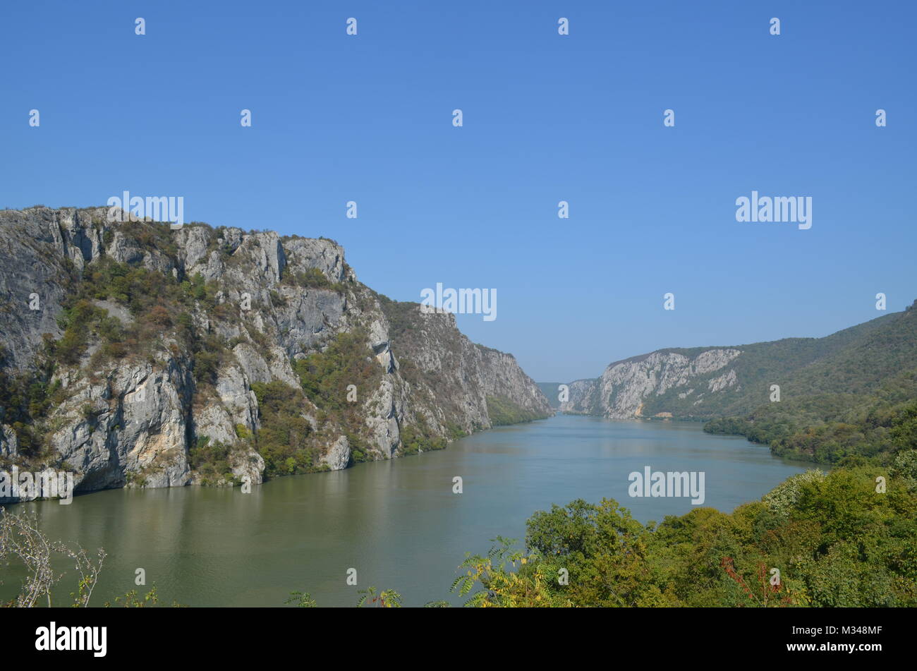 Die đerdap Canyon auf der Donau ist die Grenze zwischen Rumänien und Serbien. Stockfoto