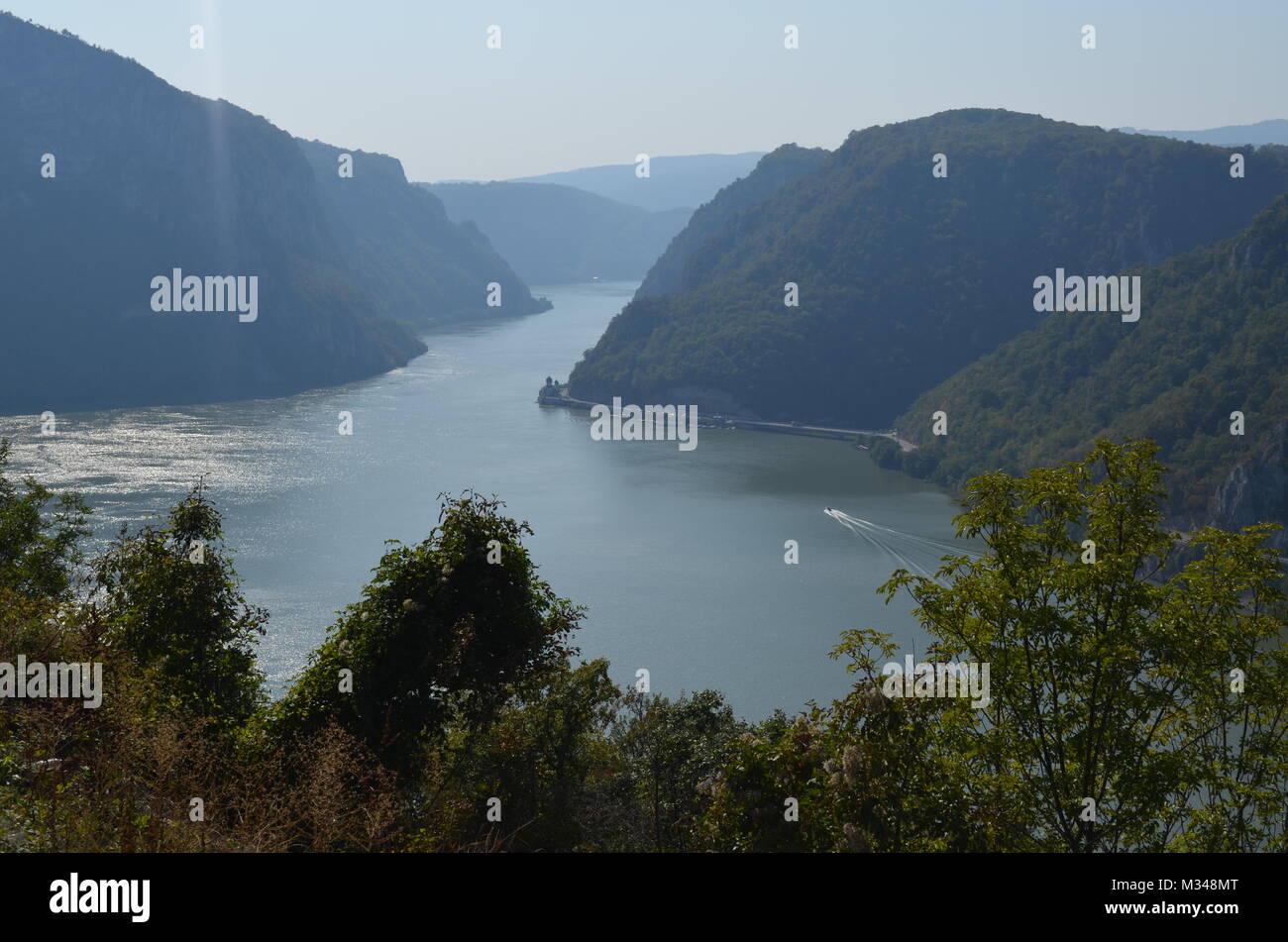 Die đerdap Canyon. Sie können sehen, mraconia Kloster auf dem rechten Ufer der Donau - Dies ist in Rumänien. Am linken Ufer des Flusses ist in Serbien Stockfoto