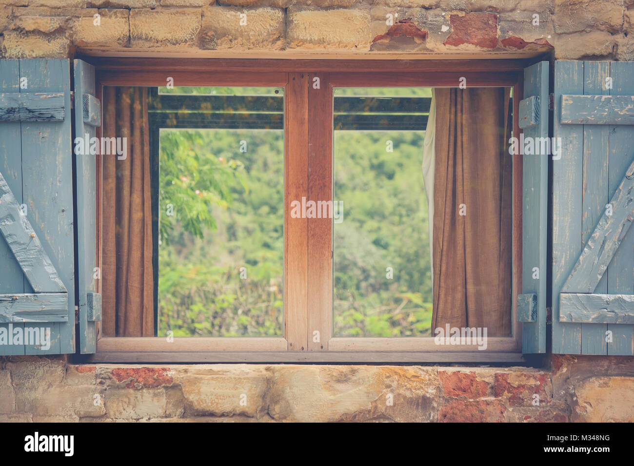 Close up Vintage Retro geöffneten Fenster mit grünen Hintergrund. Stockfoto