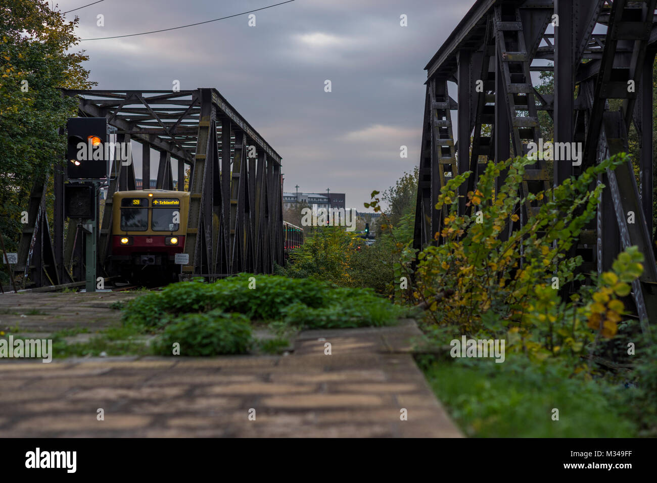 Ein Passagier Zug kommt am Bahnhof Storkower Straße, Berlin 2017. Stockfoto