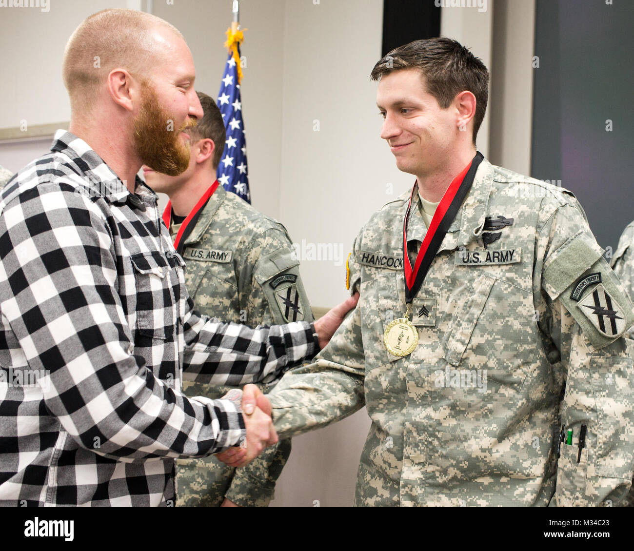 Georgien GARNISON TRAINING CENTER, Ft. Stewart, Ga 28. Feb 2015 - Der Georgia National Guard 2015 Andrew Sullens Treffsicherheit Wettbewerb an Ft. Stewart, Ga mit historischen ersten kulminierte und als Kraft Multiplikator mit Wettbewerbern erweitern ihr Service serviert. (Georgien Verteidigungsministerium Foto: Staff Sgt. Tracy J. Smith | freigegeben) Sullens Herzlichen Glückwunsch Top Sportschützen durch Georgia National Guard Stockfoto