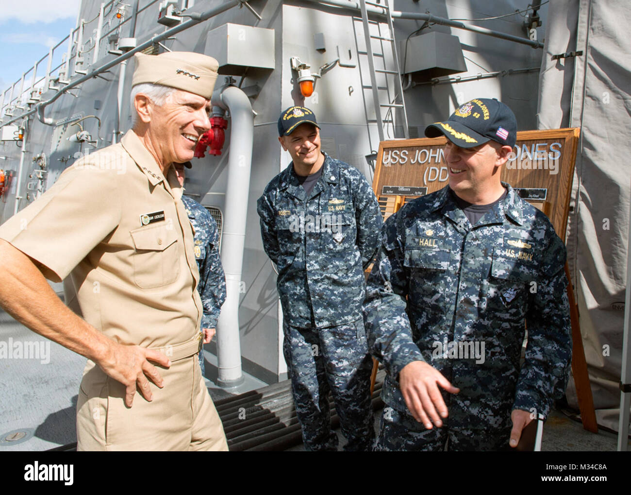 150305-N-DX 698-021 Pearl Harbor (5. März 2015) Cmdr. Matthäus H. Hall, kommandierender Offizier der geführte Anti-raketen-Zerstörer USS John Paul Jones (DDG53), grüßt Adm. Samuel J. Locklear, Kommandeur der US Pacific Command (FIRMA PACOM). Adm. Locklear erhalten eine eingehende Besichtigung des Schiffes, mit dem Schwerpunkt auf der Entwicklung der Aegis Baseline 9. C1 und die erweiterten Fähigkeiten der Firma Pacom Verantwortungsbereich bringt. Die Schirmherrschaft Baseline 9. C1 ist eine ballistische Flugkörper zu bekämpfen, das Erkennen, Verfolgen und die Ziele engagieren. (U.S. Marine Foto von Mass Communication Specialist 1. Klasse Jay M. Chu/Re Stockfoto