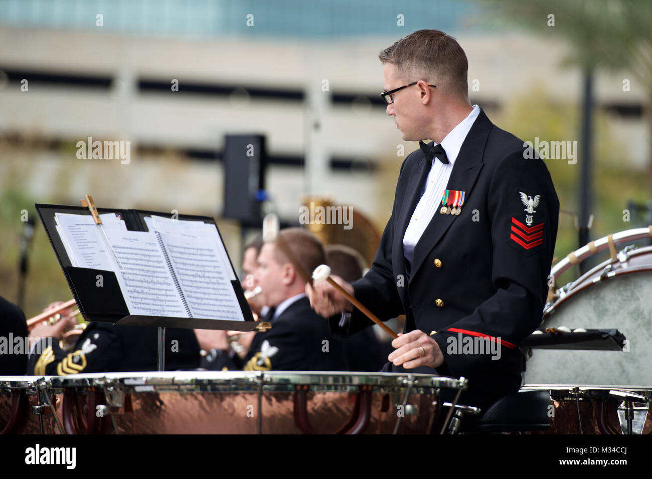 ORLANDO, Fla (7. März 2015) Musiker 1. Klasse Jason Niehoff, St. Louis, MO., führt mit der US-Navy Band während eines Konzerts im Dr. Phillips Center für Darstellende Künste in Orlando, Fla. Die US-Marine Band tourt Südosten der Vereinigten Staaten, mit Auftritten in 32 Städten. (U.S. Marine Foto von Chief Musiker Adam Grimm/Freigegeben) 150307-N-LC 494-051 von United States Navy Band Stockfoto