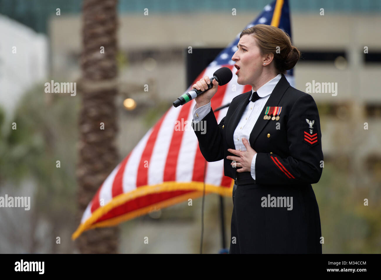 ORLANDO, Fla (7. März 2015) Musiker 1. Klasse Casey Campbell, von Lubbock, Texas, führt mit der US-Navy Band während eines Konzerts im Dr. Phillips Center für Darstellende Künste in Orlando, Fla. Die US-Marine Band tourt Südosten der Vereinigten Staaten, mit Auftritten in 32 Städten. (U.S. Marine Foto von Chief Musiker Adam Grimm/Freigegeben) 150307-N-LC 494-138 von United States Navy Band Stockfoto