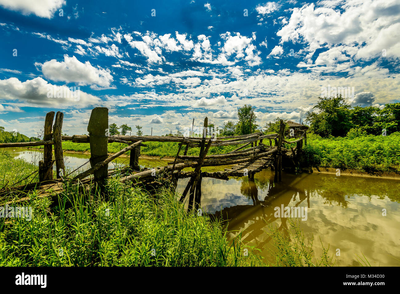 Alte Holzbrücke über einen kleinen Fluss in einem georgischen Dorf, Stockfoto