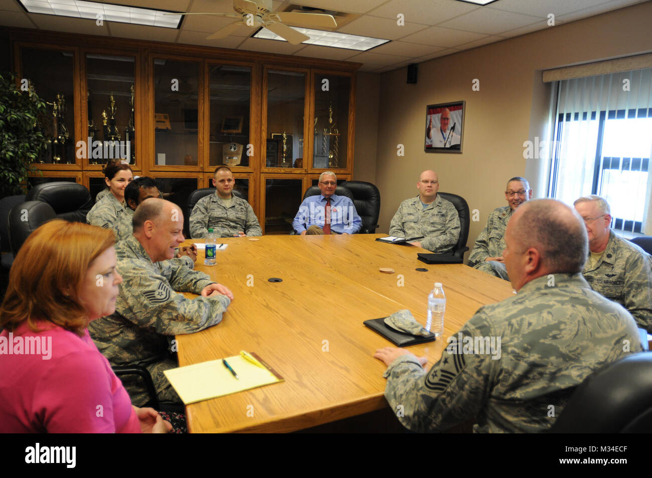 Seelsorger, Kaplan Assistenten, und die Flieger und Familie Readiness Program Manager, 185 ARW, Sioux City, IA, 3. Mai 2015. (Foto: Master Sgt. David Eichaker/freigegeben) 185 Seelsorger und Afrm durch den Befehl Leiter der Air National Guard Stockfoto