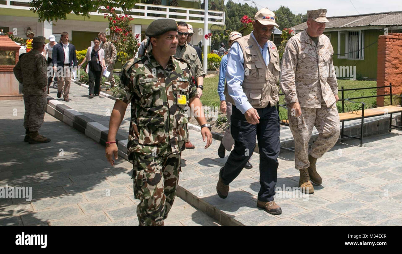 Generalleutnant John E. Wissler erfüllt mit Alfonso Lenhardt und Mitglieder der US-Behörde für Internationale Entwicklung 5. Mai an der Tribhuvan International Airport, bevor Sie zum Dorf Bhirkuna Deurali, Nepal verlassen. Nach Nepal wurde durch ein Erdbeben der Stärke 7.8 Wissler und USAID Mitgliedern verteilen Lieferungen einschließlich tarps Struck, schlafsysteme und Wasseraufbereitung Lösung. Die nepalesische Regierung hat die US-Regierung die Hilfe nach dem Erdbeben. USAID ist ein Organ der US-Regierung, dass zivile ausländische Hilfe in der Zeit der Naturkatastrophen gibt. Wissler ist der kommandierende General der Stockfoto