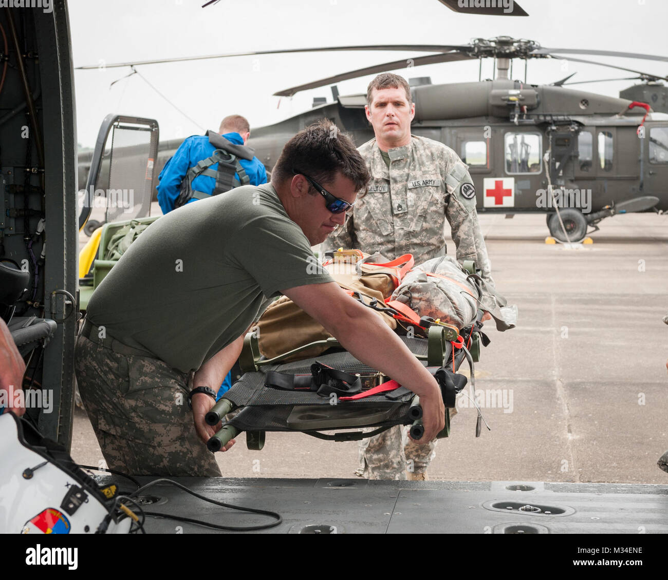 Sgt. Michael Hamilton und SPC. Chris Sonnier, UH-60 Blackhawk Flug Mediziner, Louisiana Army National Guard, laden Sie ein Flugzeug mit rescue Gang. Der LNG wurde aufgerufen zu helfen TXNG und Texas Task Force 1 Mitglieder für möglich swift Wasser rettet für drohende Hochwasser im Raum Houston, Mai 15-18, 2015. Gardisten arbeiten Seite an Seite mit lokalen und staatlichen Partnern Texans, die in der Notwendigkeit während Disaster Situationen. (U.S. Army National Guard Foto von Sgt. 1. Klasse Malcolm McClendon) 150517-Z-FG 822-002 von Texas militärische Abteilung Stockfoto