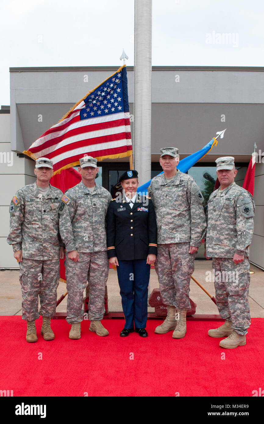 2. Lt. Jamie Ellis ist als zweiter Leutnant am Sitz der 1.BATAILLON, 160 Field Artillery festgesteckt. Ellis ist der erste weibliche Field Artillery Officer in der Oklahoma Army National Guard. Ellis Pinning006 durch Oklahoma National Guard Stockfoto