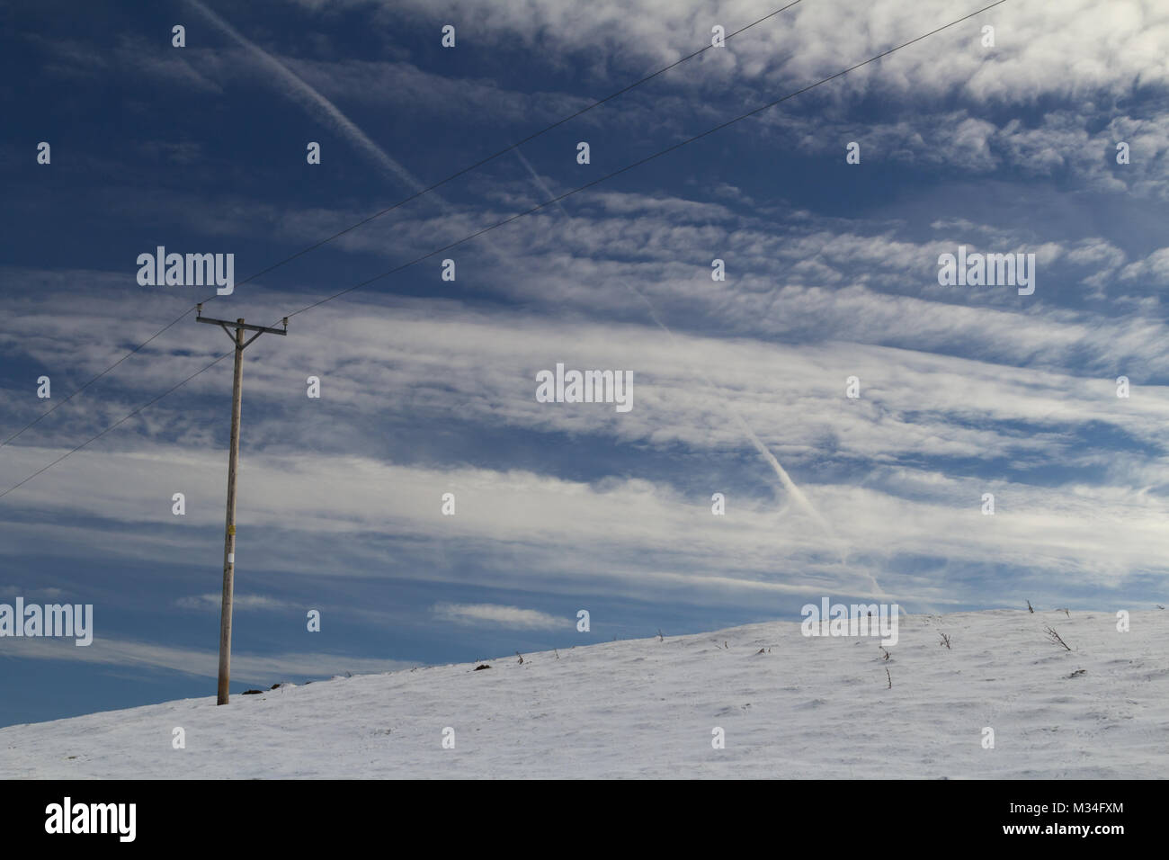 Strommast am Hang Stockfoto