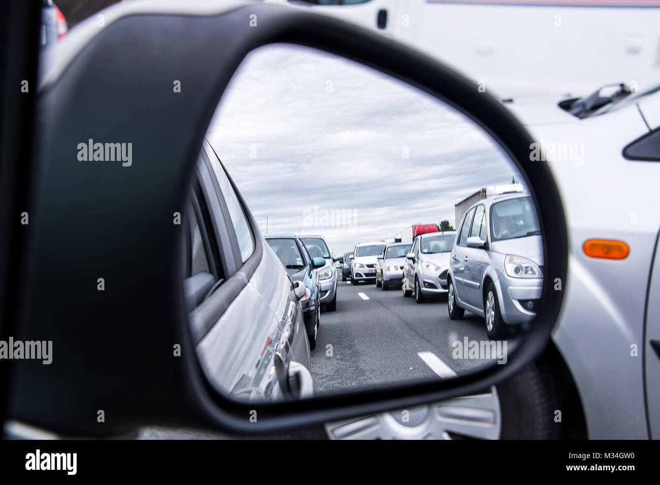 Stau durch einen seitlichen Blick auto Spiegel Stockfoto