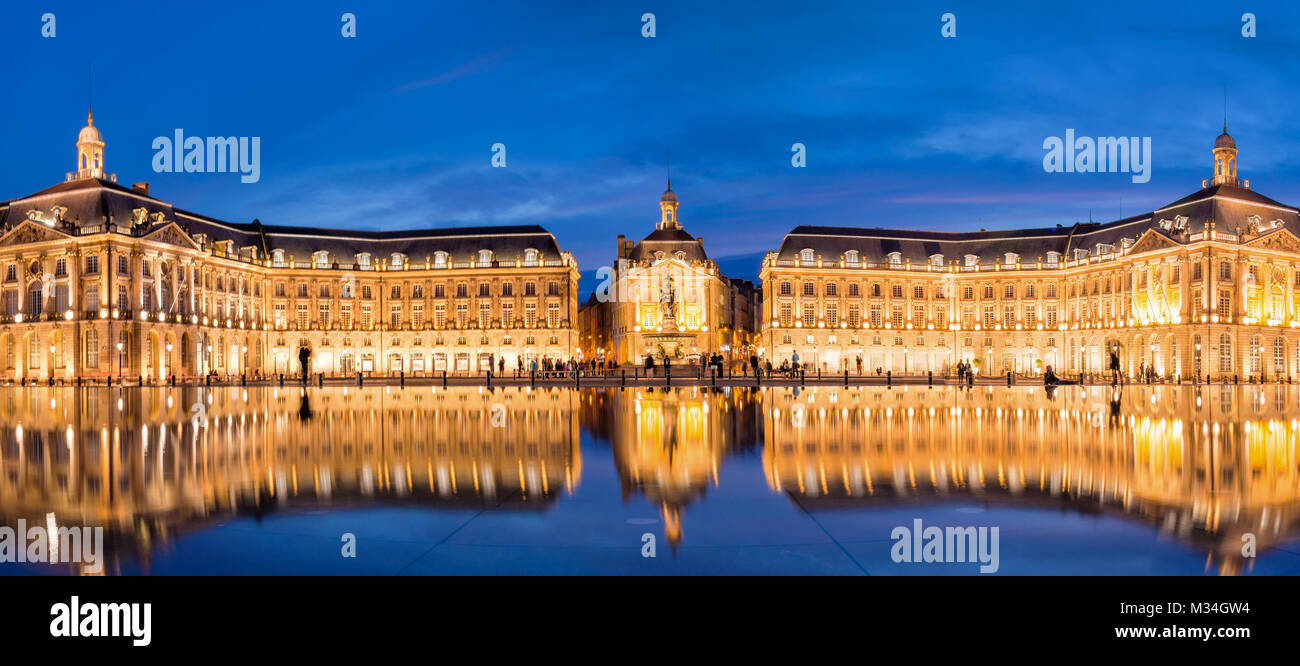 Ort la Bourse in Bordeaux, der Wasserspiegel bei Nacht, Frankreich Stockfoto