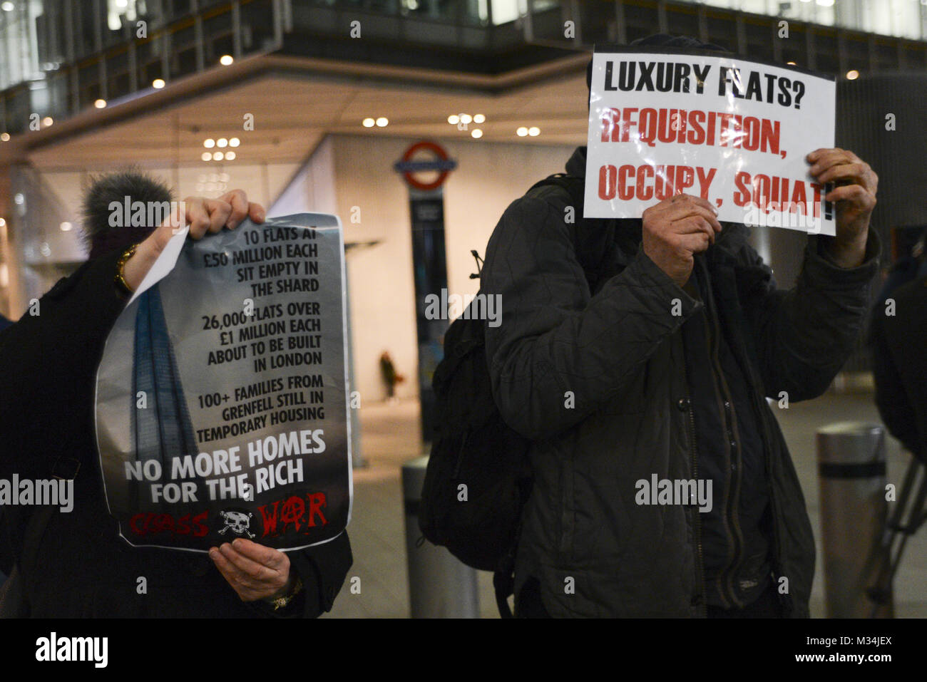 London, Großbritannien. 8 Feb, 2018. Die demonstranten gesehen halten mehrere Plakate während der Demonstration. Klasse Krieg Aktivisten protestieren außerhalb der Shard als 10 multimillion-lbs-luxuriösen Apartments liegen derzeit leer. Credit: Emanuele Giovagnoli/SOPA/ZUMA Draht/Alamy leben Nachrichten Stockfoto