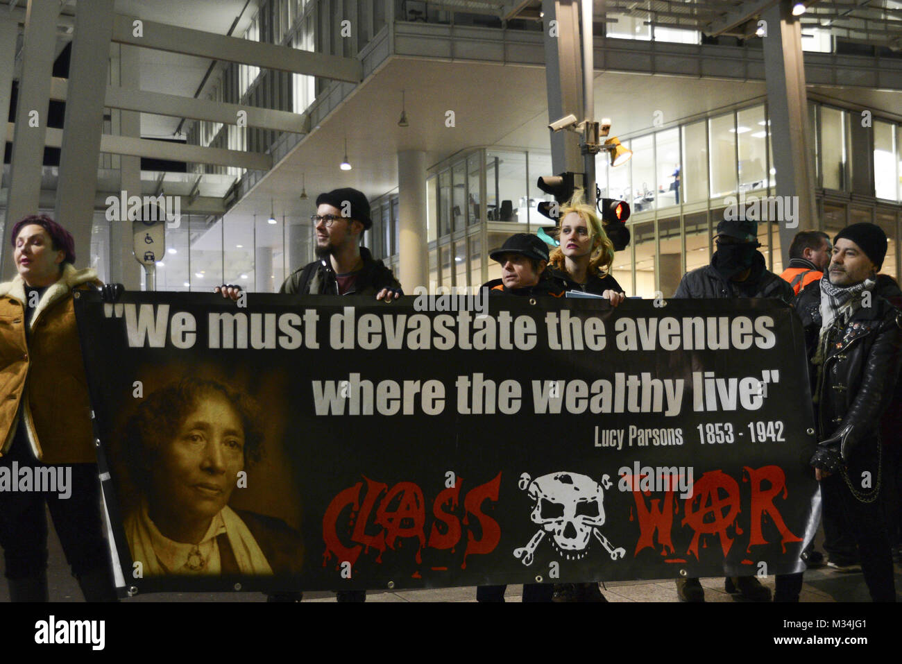 London, Großbritannien. 8 Feb, 2018. Die demonstranten gesehen eine große Fahne während der Demonstration. Klasse Krieg Aktivisten protestieren außerhalb der Shard als 10 multimillion-lbs-luxuriösen Apartments liegen derzeit leer. Credit: Emanuele Giovagnoli/SOPA/ZUMA Draht/Alamy leben Nachrichten Stockfoto
