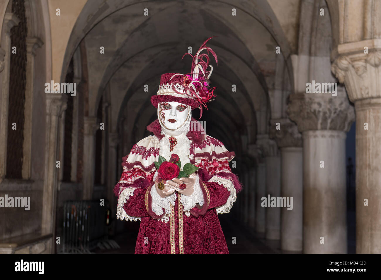 Venedig, Italien, 09.02.2018. Karneval in Venedig Markusplatz Nähe, Menschen bekleidet und Karneval Kostüme posieren. (C) pmgimaging/Alamy leben Nachrichten Stockfoto