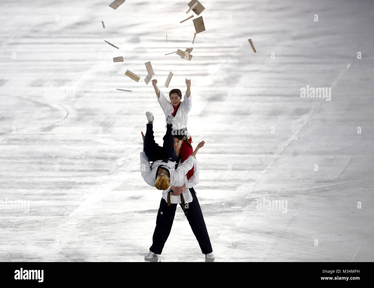 Pyeongchang, Südkorea. 9 Feb, 2018. Koreanische Taekwondo martial Künstler während der Zeremonie vor der Eröffnungsfeier der Olympischen Spiele 2018 in PyeongChang PyeongChang Olympiastadion, Südkorea, Feb 9, 2018. Credit: Fei Maohua/Xinhua/Alamy leben Nachrichten Stockfoto