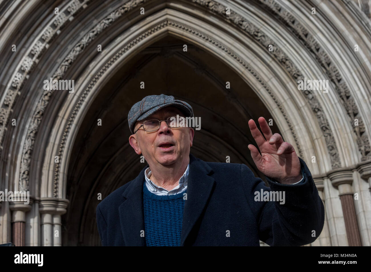 Februar 8, 2018, London, UK. 8. Februar 2018. Ian Knochen feiert im Pub gegenüber der High Court nach dem Stoppen ein Versuch durch Rechtsanwälte, die für die Qatari königlichen Familie eine Klasse Krieg protestieren gegen die zehn leere Â £ 50 Mio. Pfund Apartments in den Shard zu verhindern. Sie hatte versucht, unbekannte eine einstweilige Verfügung gegen Proteste der Knochen- und ' ' ' ' und über 500 £ in der gesetzlichen Kosten aus der 70 Jahr zu behaupten - Old South London Rentner, hatte aber dann der Fall, wenn der Klasse Krieg' Angriff der Shard' stoppen würde. Ihr Versuch zu protestieren ersticken wurde in nationalen und internationalen abgedeckt Stockfoto