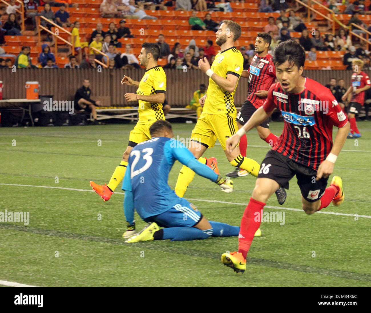 Februar 8, 2018 - Hokkaido Consadole Sapporo Mittelfeldspieler Ryota Hayasaka #26 Knoten die Kerbe bei 2-2 Sekunden vor Ende der ersten Hälfte während der Pacific Rim Cup zwischen dem Columbus Crew SC und Hokkaido Consadole Sapporo am Aloha Stadium in Honolulu, Hawaii - Michael Sullivan/CSM Stockfoto