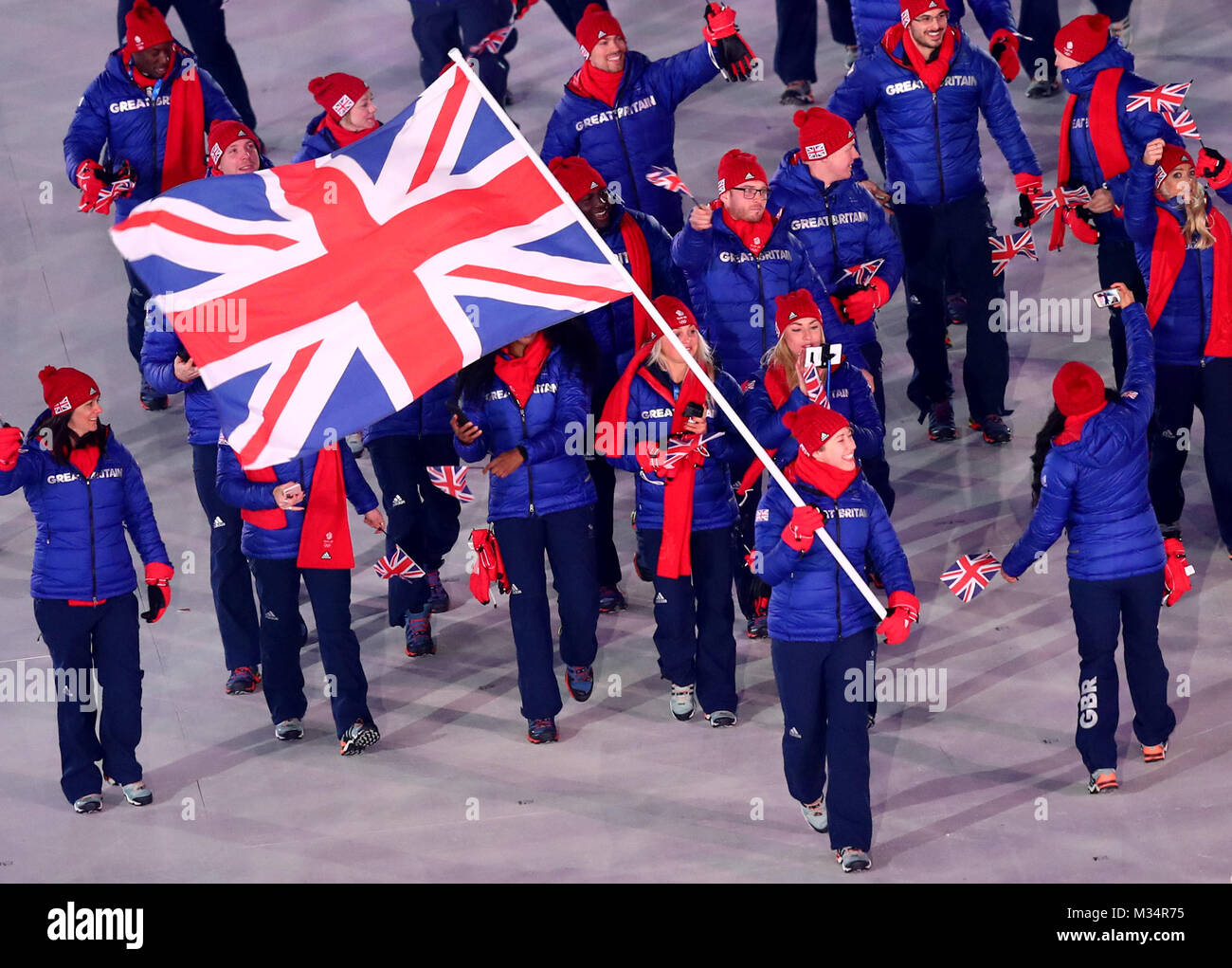 Pyeongchang, Südkorea. 9 Feb, 2018. UK flagbearer Lizzy Yarnold trägt die Fahne des Landes in das Stadion an der Eröffnungsfeier der Olympischen Winterspiele in Pyeongchang, Südkorea, 9. Februar 2018. Credit: Daniel Karmann/dpa/Alamy leben Nachrichten Stockfoto