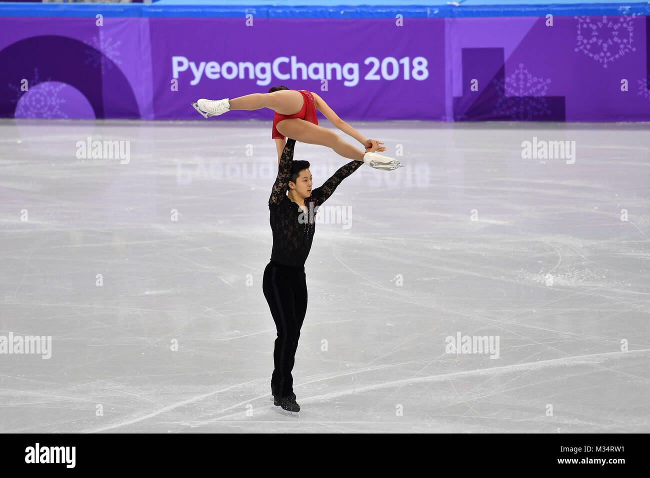 Kyueun KIM/Alex Kang Chan KAM (KOR), Aktion; Eiskunstlauf Team Event, Paarlaufen kurzes Programm, Paarlauf, Eiskunstlaufen. Gangneung Ice Arena, 09.02.2018. Olympische Winterspiele 2018, vom 09.02. - 25.02.2018 in PyeongChang/Suedkorea. | Verwendung weltweit Stockfoto