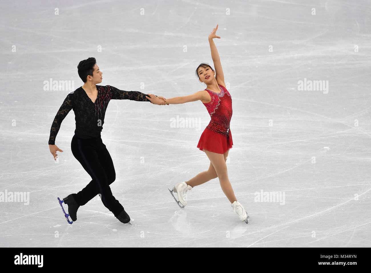 Kyueun KIM/Alex Kang Chan KAM (KOR), Aktion; Eiskunstlauf Team Event, Paarlaufen kurzes Programm, Paarlauf, Eiskunstlaufen. Gangneung Ice Arena, 09.02.2018. Olympische Winterspiele 2018, vom 09.02. - 25.02.2018 in PyeongChang/Suedkorea. | Verwendung weltweit Stockfoto