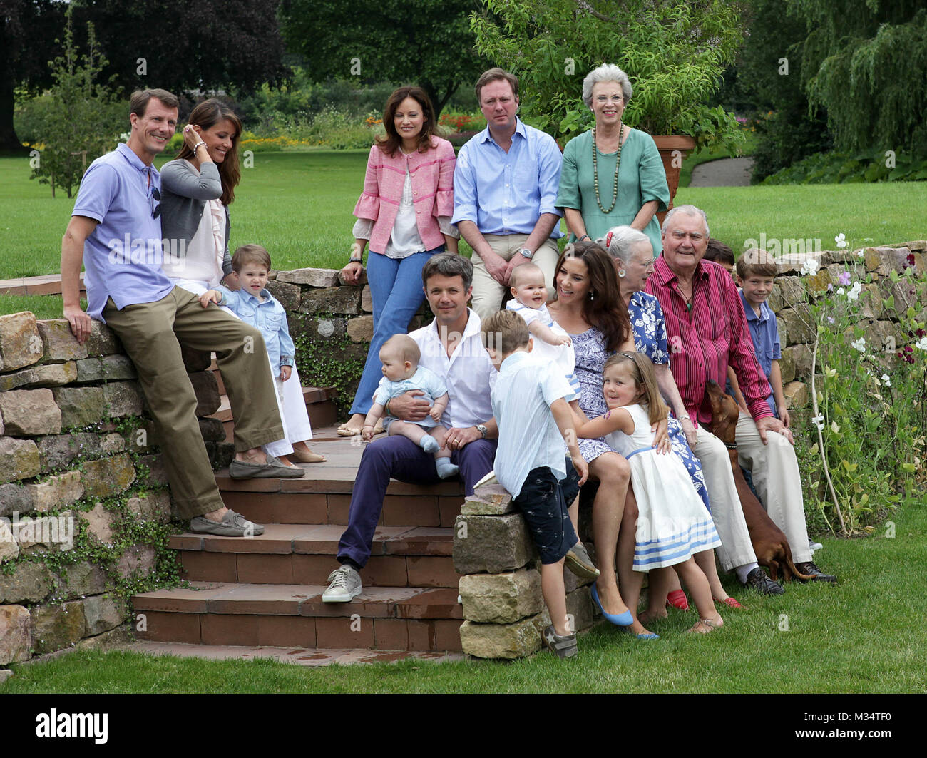 Grasten, Dänemark. 1. Aug 2011. Die dänische Königsfamilie Prinz Joachim (L-R), Prinzessin Marie und Prinz Henrik, (L - R) Carina Axelsson und Partner Prinz Gustav mit Prinzessin Benedikte und (vorne, L-R) Kronprinz Frederik mit Sohn Prinz Vincent (L) und Prinz Christian, Kronprinzessin Mary mit Tochter Josephine und Prinzessin Isabella (5 R), Königin Margrethe (4. R), Prinzgemahl Henrik (3. R) und Prinz Nikolai und Prinz Felix während der jährlichen Foto Session im Palast in Graasten Grasten, Dänemark, 1. August 2011 darstellen. Credit: Albert Nieboer | Verwendung weltweit/dpa/Alamy leben Nachrichten Stockfoto