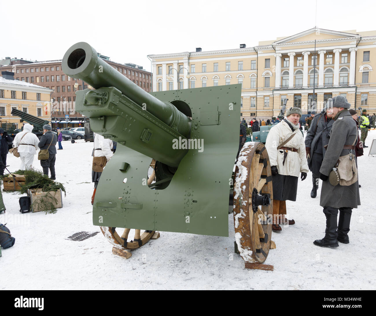 Helsinki, Finnland. 8 Feb, 2018. An die 100 Jahre Geschichte der Artillerie in unabhängigen Finnland gedenken, einer öffentlichen Veranstaltung wurde auf dem Senatsplatz in Helsinki am 9. Februar 2018 angeordnet. Es war eine Anzeige der heutigen Anlagen, plus ein Re-enactment von einem Pferd-driven Field Artillery Stück in eine Schussposition angetrieben. Die Pferde sowie das Feuern Crew sind tragen weiße snow Camouflage, wie in den Tagen des Winters Krieg 1939-40. Credit: Hannu Mononen/Alamy leben Nachrichten Stockfoto